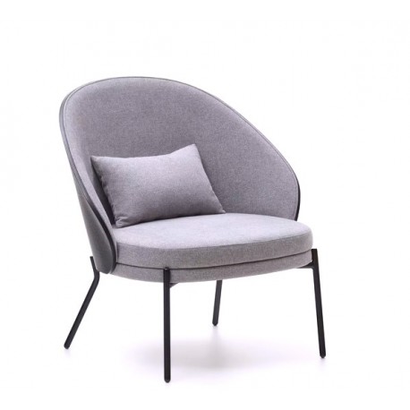 Lichtgrijze chenille fauteuil met zwarte metalen poten Amy VeryForma